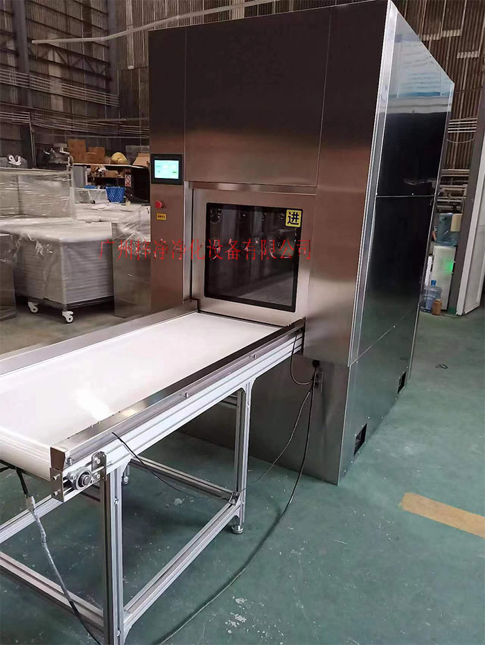 输送带传递窗还可吹淋被传递物品的表面，防止物品可能携带尘埃进入洁净室。