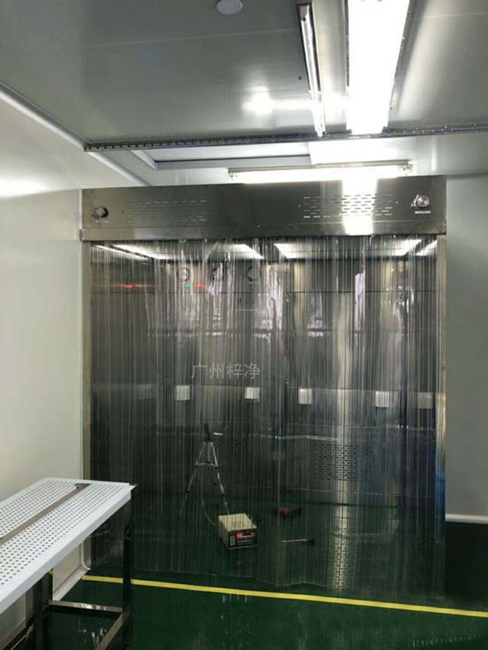 负压称量罩负压称量室内空气经初效过滤器、中效过滤器，由离心风机压入静压箱，在经高效过滤器后从气流扩散送风单元出风面吹出